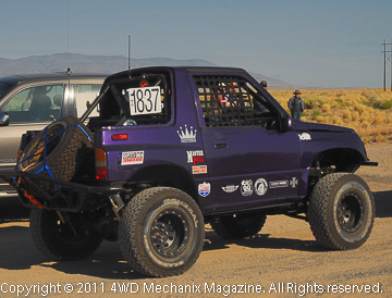 These vehicles were reminiscent of the early flatfender Jeep racers with modified engines.